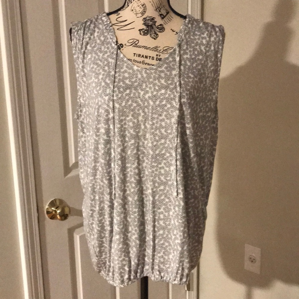 Loft sleeveless scoop neck shirt!